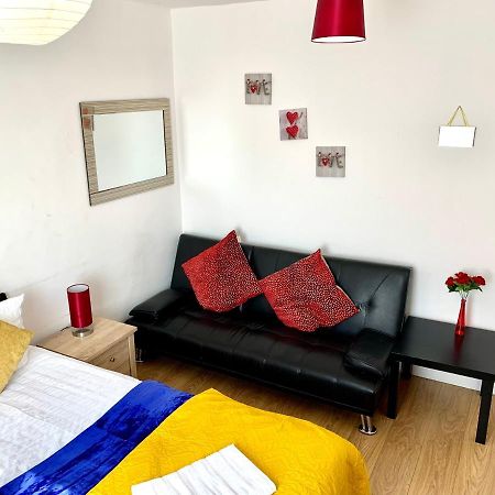 Studio Apartment, Private Bathroom And Parking Ilford Kültér fotó