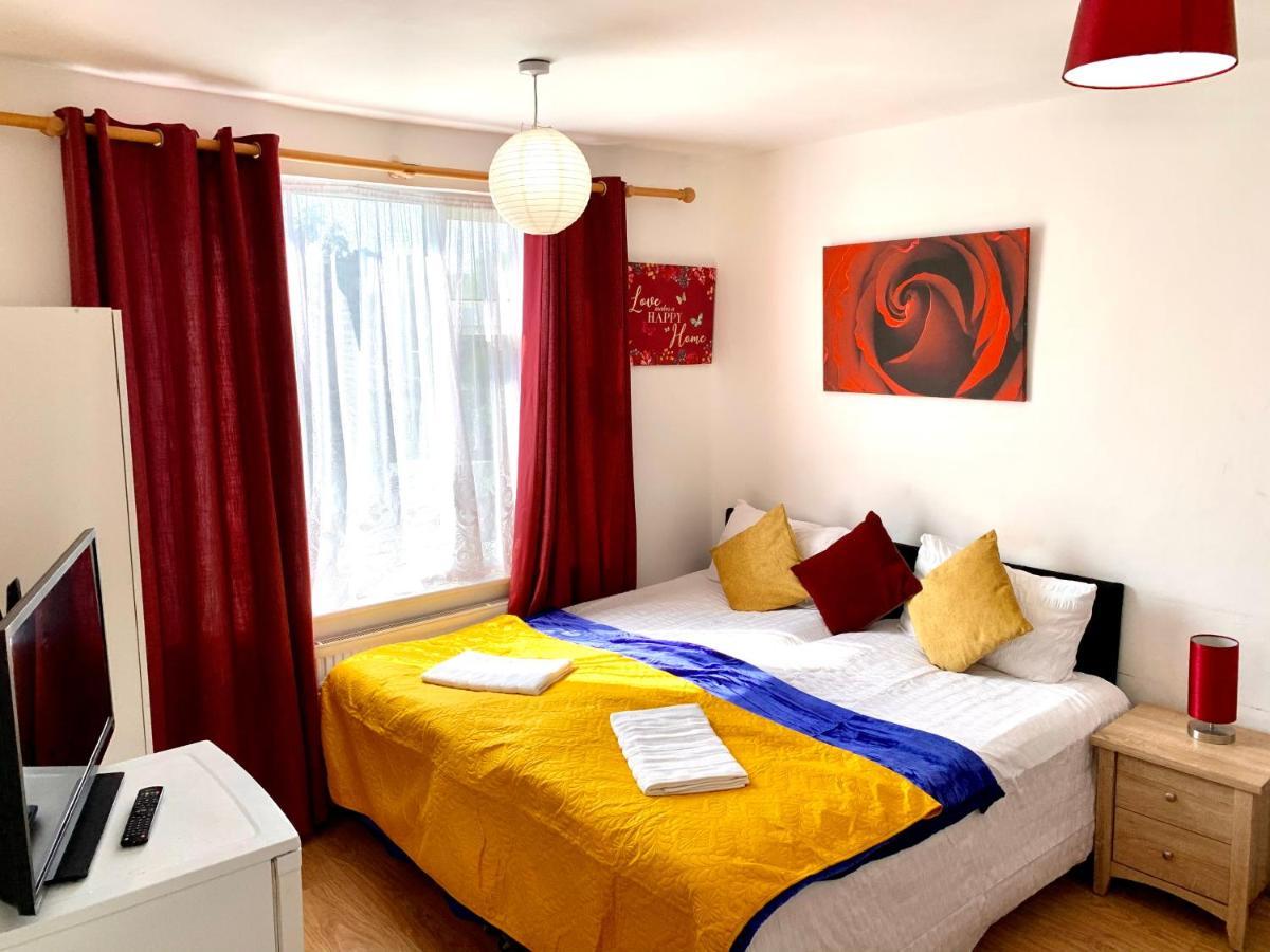 Studio Apartment, Private Bathroom And Parking Ilford Kültér fotó