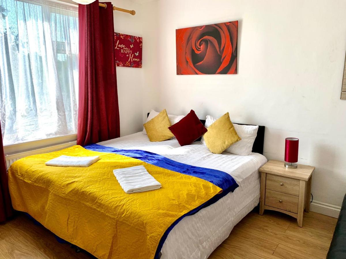 Studio Apartment, Private Bathroom And Parking Ilford Kültér fotó