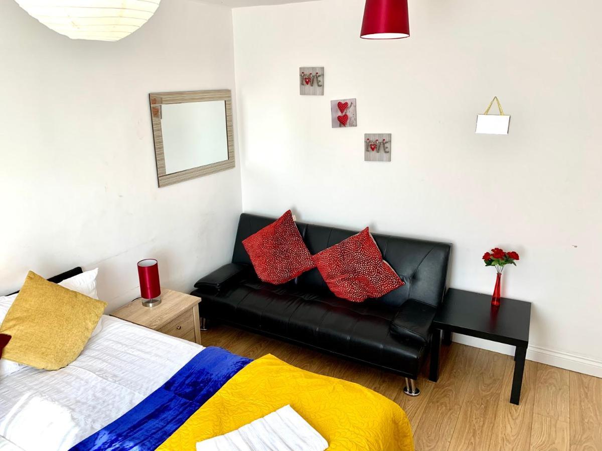 Studio Apartment, Private Bathroom And Parking Ilford Kültér fotó