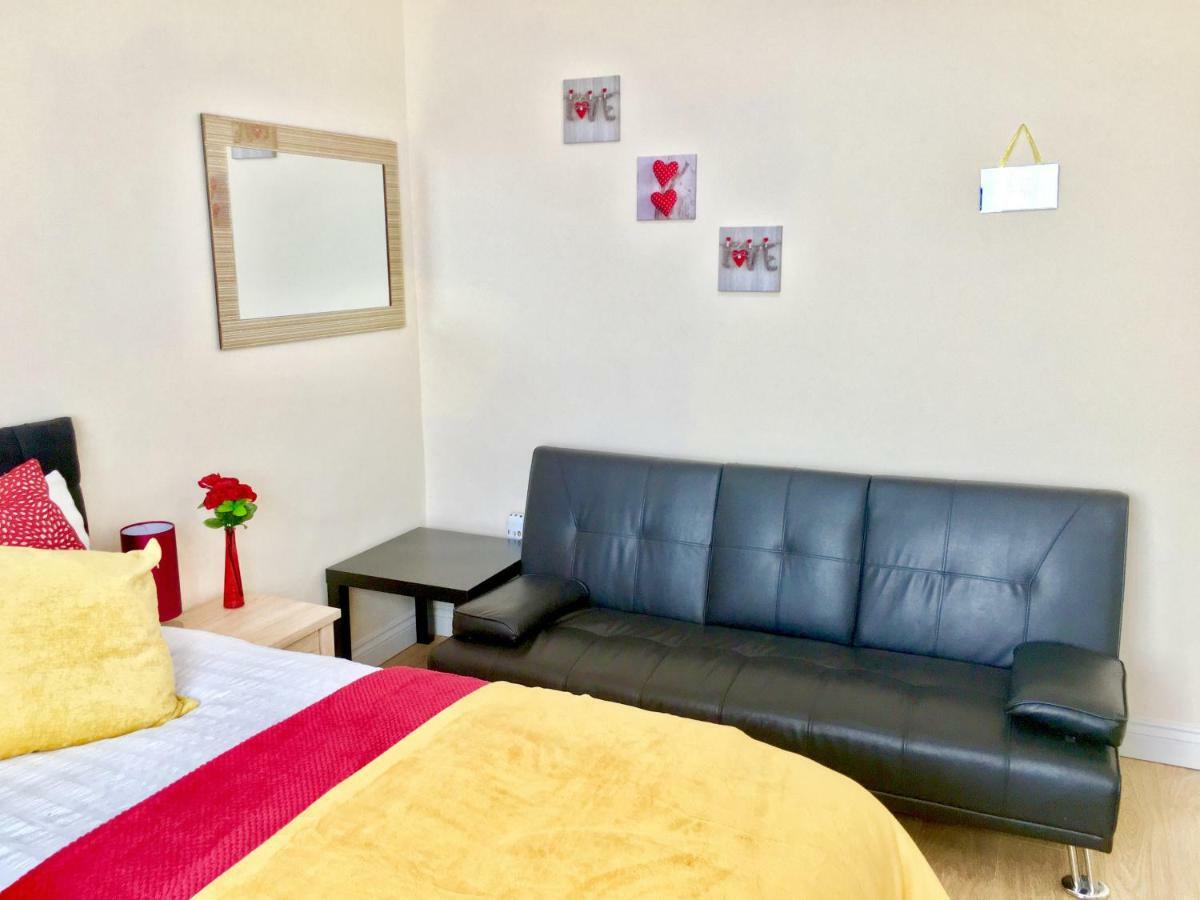 Studio Apartment, Private Bathroom And Parking Ilford Kültér fotó