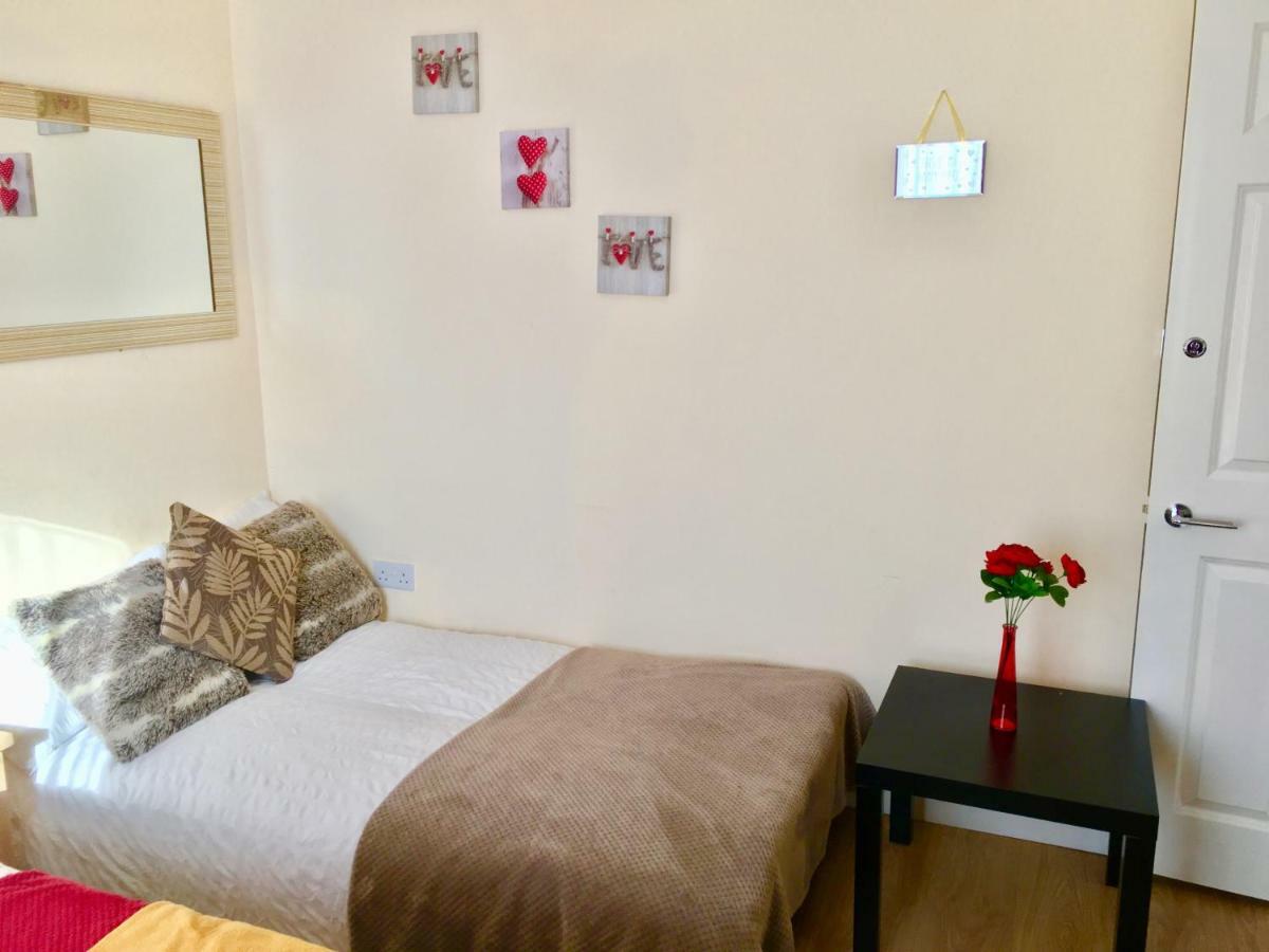 Studio Apartment, Private Bathroom And Parking Ilford Kültér fotó