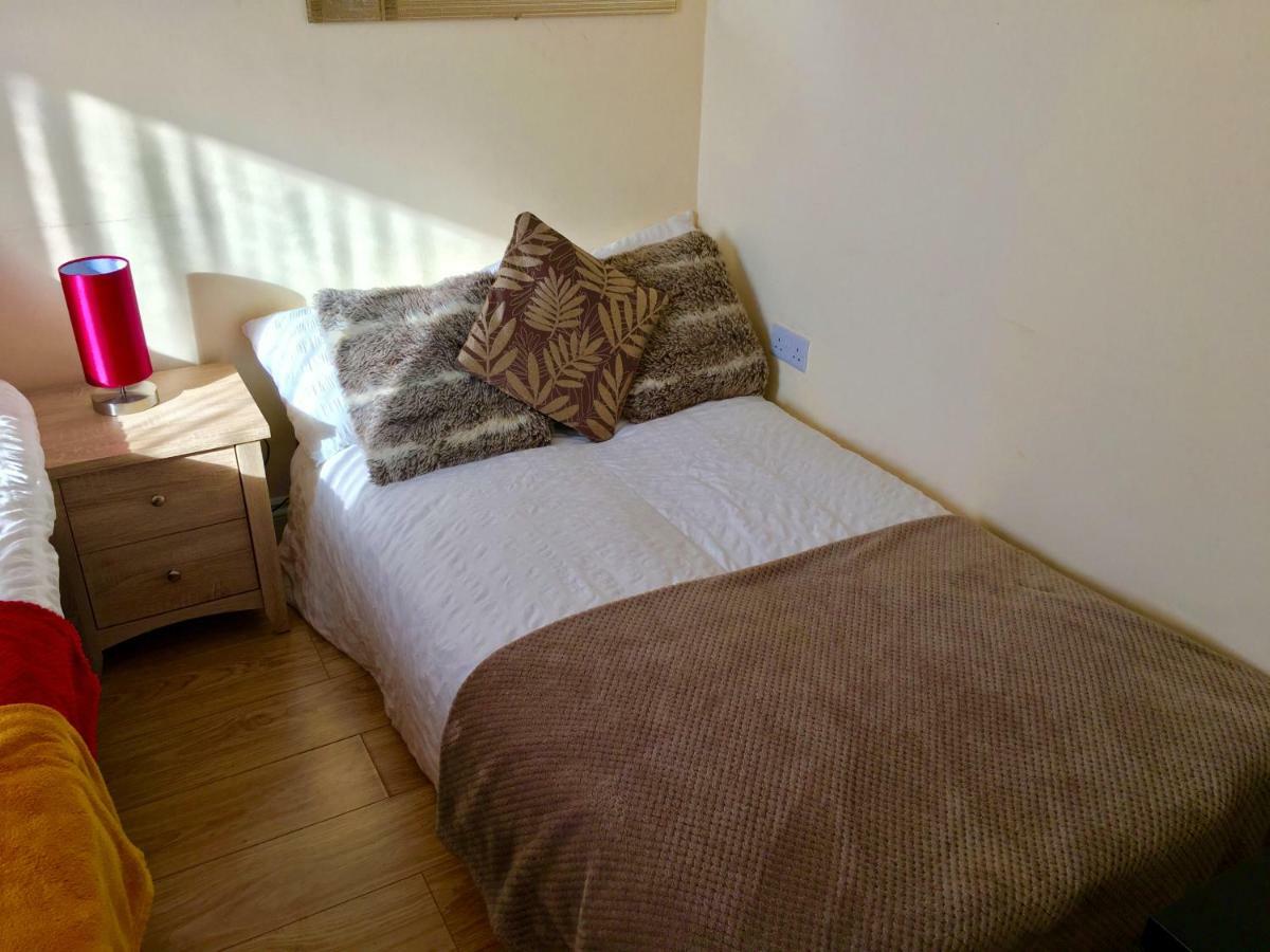 Studio Apartment, Private Bathroom And Parking Ilford Kültér fotó
